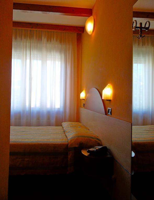 Hotel Giglio Salsomaggiore Terme Kamer foto